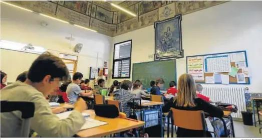  ?? ANTONIO PIZARRO ?? Alumnos de Primaria reciben clase presencial en un colegio público.