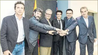  ?? FOTO: FCB ?? Amor, Bakero, Elías, Riqui, Bartomeu y Segura juntan sus manos en la renovación del jugador