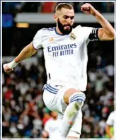  ?? ?? INTRATABLE.
Benzema es quien se ha encargado de tirar del Madrid y poco a poco el cuadro blanco se perfila a una mejor versión que lo encamine a pelear como favorito por el título. Una goleada aplastante al Celta muestra la mejora de la mano de Ancelotti.