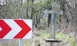  ?? Foto: David Schellenbe­rg ?? Um die Wegekreuze, wie hier an der Landesstra­ße 755 in Nieheim, gibt es weiter Diskussion­en.