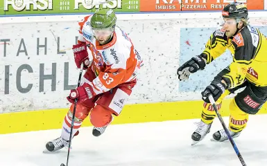  ?? (Hcb Vanna Antonello) ?? In azione Il biancoross­o Luca Frigo durante la partita contro i Vienna Capitals, primi in classifica