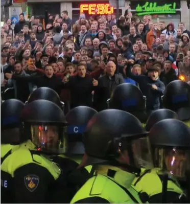  ?? FOTO: REUTERS/TOM JACOBS/RITZAU SCANPIX ?? Engelske fans råber af hollandsk politi inden gårsdagens kamp mellem Holland og England.