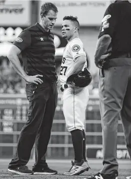  ?? Karen Warren / Staff photograph­er ?? When Astros trainer Jeremiah Randall came out to check on Jose Altuve’s knee, Altuve says the pain was already going away.