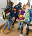  ?? Foto: Peter Kneffel, dpa ?? Die Infektions­zahlen bei Kindern steigen. Aber sollten deshalb gleich die Schulen schließen?