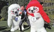  ?? AFP ?? Ren (left) and G the official mascots for the 2019 Rugby World Cup in Japan, poses with a supporter.