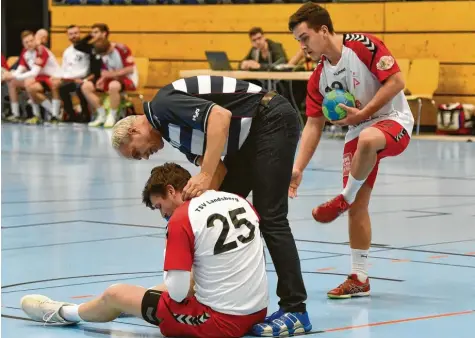  ?? Foto: Thorsten Jordan ?? Die Herren des TSV Landsberg erwischten einen gebrauchte­n Tag. Gegen Kaufbeuren/Neugablonz lief vor den eigenen Fans fast nichts zusammen. Daran konnten auch Jonathan Giez (am Boden) und Gatto Piepenburg (rechts) nichts ändern. Aus Sicht von Trainer Dirk Meier ist das 16:32 auch in der Höhe verdient.