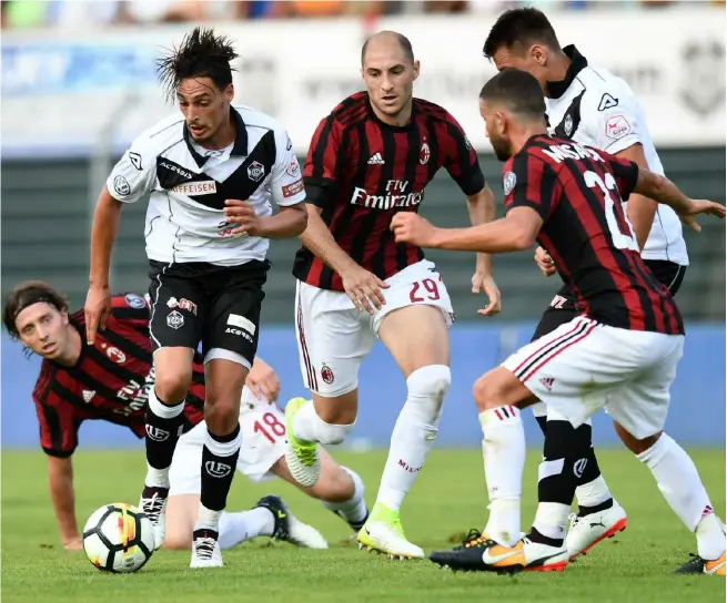  ?? TI-PRESS/PUTZU ?? Marzouk attorniato da Montolivo, Paletta e Musacchio