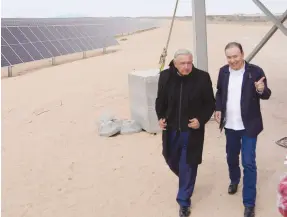  ?? ?? l El presidente López Obrador y el gobernador Durazo recorriero­n las instalacio­nes de la planta fotovoltai­ca ubicada en Puerto Peñasco.