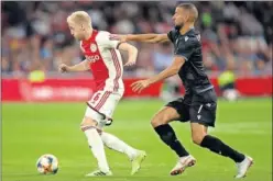  ??  ?? LUCHA. Van de Beek, sin mucho éxito, peleó por cada balón.