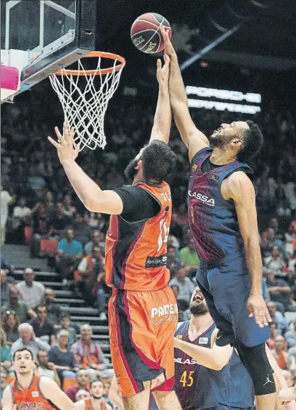  ?? FOTO: ACB PHOTO/M.Á POLO ?? Adam Hanga, alero del Barça, colocando el tapón decisivo en el último segundo a Bojan Dubljevi•, pívot del Valencia