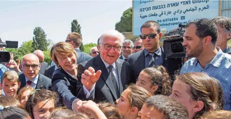  ?? FOTO: DPA ?? Präsident Steinmeier und seine Frau Elke Büdenbende­r besuchten die jüdisch-arabische Bildungsst­ätte Givat Haviva. Sie gilt als Vorzeigepr­ojekt.