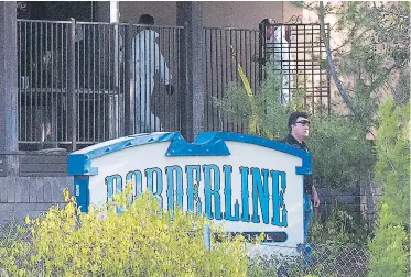  ??  ?? ESCENA. Forenses levantaban pruebas ayer en el Borderline Bar. Los estudiante­s celebraban una fiesta cuando irrumpió el exmarine. Ayer sepultaron al policía Ron Helus.