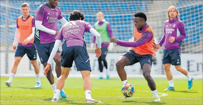  ?? ?? Vinicius regatea a Vallejo, ante la mirada de Tchouameni, en el entrenamie­nto de ayer del Real Madrid en Valdebebas.