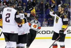  ?? FOTO: MARTIN ROSE / GETTY IMAGES ?? Nationalsp­ieler Moritz Müller (rechts) kritisiert das Vorgehen der DEL in Sachen Lizenz für die neue Saison scharf.