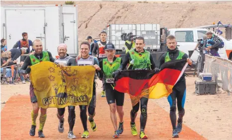  ?? FOTO: PRIVAT ?? Extremspor­tler Felix Baiker (Dritter von links) ist in Las Vegas Weltmeiste­r im „World’s Toughest Mudder“geworden.
