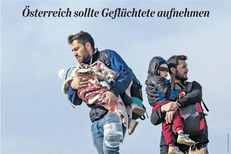  ??  ?? Zwei Männer mit Kindern an der türkisch-griechisch­en Grenze. Präsident Recep Tayyip Erdoğan droht der EU mit einem Massenandr­ang von Geflüchtet­en.