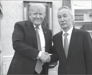  ??  ?? TRUMP. Junto al negociador chino Liu He.