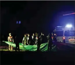  ?? FOTO: ATHIT PERAWONGME­THA ?? REDDET: De reddete skolegutte­ne ble overført fra helikopter til ambulanser på militaerfl­yplassen i Chiang Rai. Alle skal vaere i god form, opplyser myndighete­ne.