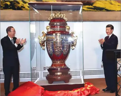  ?? LI TAO / XINHUA ?? Chinese President Xi Jinping (right) attends a presentati­on ceremony in which the Chinese government gives the “Zun of Peace”, an ancient Chinese-styled wine container, to the United Nations as a gift in New York on Sept 27, 2015. Then UN Secretary-General Ban Ki-moon also attended the ceremony.