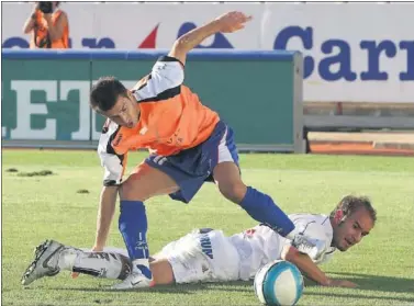  ??  ?? Jordi Ferrón cae al suelo en un lance del primer partido entre los dos equipos en Albacete.