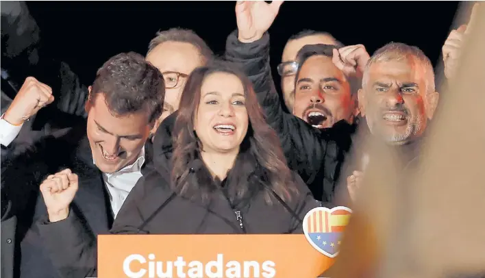  ?? AFP ?? Avance. La candidata de Ciudadanos, Inés Arrimadas, celebra los votos de su grupo. Pero el secesionis­mo unido ganó con el partido de centrodere­cha de Puigdemont liderando.