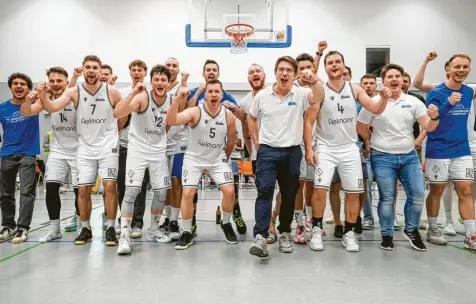  ?? Foto: Klaus Rainer Krieger ?? Jubel bei Trainer Markus Mosig (Mitte, schwarze Hose) und seiner Mannschaft. Nach Siegen gegen Rosenheim und Leipzig stiegen die Basketball­er des TV Augsburg in eigener Halle in die 1. Regionalli­ga auf.