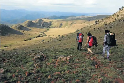  ?? MARIANNE SCHWANKHAR­T ?? EASY STEPS: A walk in the hills of the Malolotja Nature Reserve in Swaziland