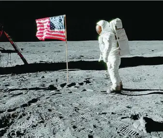 ?? NASA ?? Aldrin, junto a la bandera de EE UU. Al no haber atmósfera, está «recta» gracias a un soporte en la parte superior