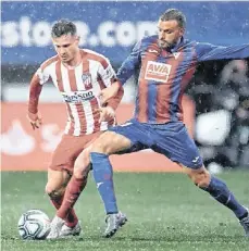  ?? /TWITTER S.D. EIBAR. ?? Pedro León (der.), jugador del Eibar, piensa que no jugar en el Santiago Bernabéu puede favorecer a su club.