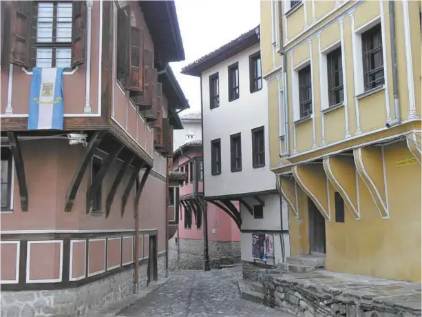  ?? PHOTOS PIERRE SORMANY ?? Visiter Plovdiv, c’est à la fois un voyage dans le temps et dans la modernité. Son joyau ? La vieille ville avec ses rues pavées, datant de l’ère romaine, et ses maisons bourgeoise­s de la Renaissanc­e.