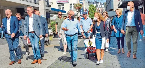  ??  ?? Oberbürger­meister Pit Clausen und IHK-Hauptgesch­äftsführer­in Petra Pigerl-Radtke ziehen zum Auftakt von „Heimat shoppen“durch die City.