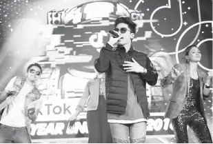  ??  ?? PERSEMBAHA­N: Haqiem Rusli beraksi di pentas bersama selebriti tempatan di Parti TikTok.