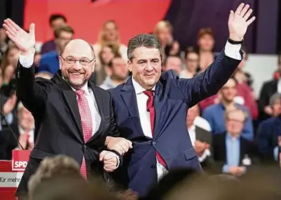  ?? Foto: dpa ?? Martin Schulz (l.) übernimmt den Parteivors­itz von Sigmar Gabriel. Mit ihm will die SPD das Kanzleramt erobern.