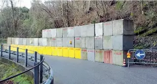  ??  ?? La barriera
I cubi di cemento messi a protezione della strada sul tratto franato