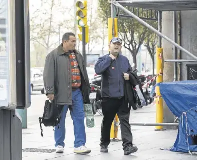  ?? CHUS MARCHADOR ?? Dos inmigrante­s pasean junto a un edificio en obras en el centro de Zaragoza, ayer.