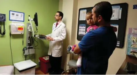  ?? / IMPREMEDIA ?? Foto de archivo de una familia latina visitando una clínica.