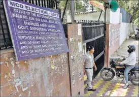  ?? SUSHIL KUMAR/HT PHOTO ?? Police personnel are maintainin­g tight security at the Sarvodaya Vidayalaya where the EVMs are kept ahead of Wednesday’s counting.