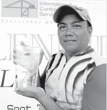  ?? PHOTO BY BOB DUNGO JR. ?? Rene Menor displays his trophy after ruling the ICTSI Slendido Classic at the Slendido Golf Club in Lauerel, Batangas.