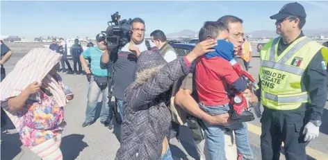  ??  ?? Miembros de la caravana migrante que decidieron regresar a su país fueron trasladado­s ayer de Tijuana a la Ciudad de México en un avión de la Policía Federal.