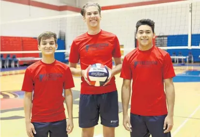  ?? RICARDO RAMIREZ BUXEDA/STAFF PHOTOGRAPH­ER ?? Freedom seniors Moises García (left), Gabe Benzari and Justin Alicea (right) have seen the rise of their state No. 1 boys volleyball team.