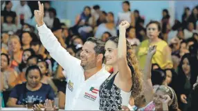  ?? ?? El aspirante Jorge Díaz Loeza y su esposa, Anaely Magaña, saludan a las asistentes al evento “Mujeres a lo Grande” en el que dieron a conocer las acciones que llevarán al cabo en favor de las mujeres de Tizimín