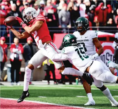  ?? GETTY IMAGES ?? Chris Olave snags one of his two touchdown catches in the first quarter of Ohio State’s blowout of Michigan State.