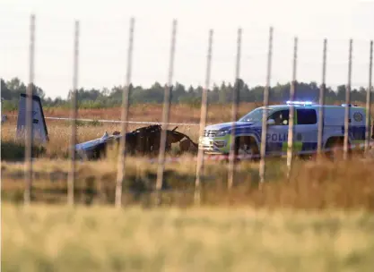  ?? FOTO: JEPPE GUSTAFSSON/TT-AP ?? ■
Samtliga ombord förolyckad­es i den svåra flygkrasch­en vid Örebro flygplats på torsdagskv­ällen.