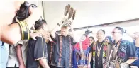  ??  ?? ZAHID (empat dari kanan) memakai topi tradisi masyarakat Murut yang dikenali sebagai Lalandau sambil diperhatik­an Hamidah (dua dari kanan).