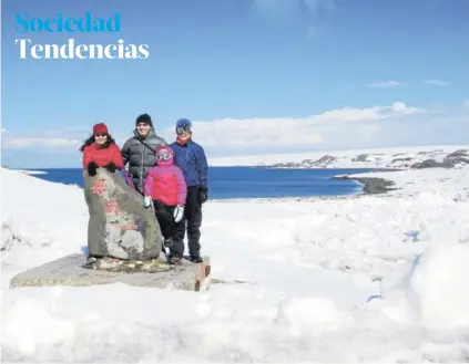  ??  ?? ►► El director Rogers Rivera, junto a su esposa Andrea y sus dos hijos de 15 y 8 años, durante su primer año en la Antártica.