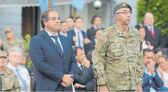  ??  ?? Acto. El ministro de Defensa saliente, Julio Martínez, con el actual jefe del Ejército, general Diego Suñer, en un reciente evento militar.