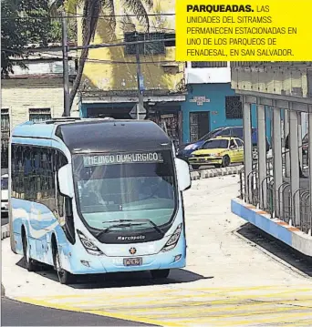  ??  ?? PARQUEADAS. LAS UNIDADES DEL SITRAMSS PERMANECEN ESTACIONAD­AS EN UNO DE LOS PARQUEOS DE FENADESAL, EN SAN SALVADOR.