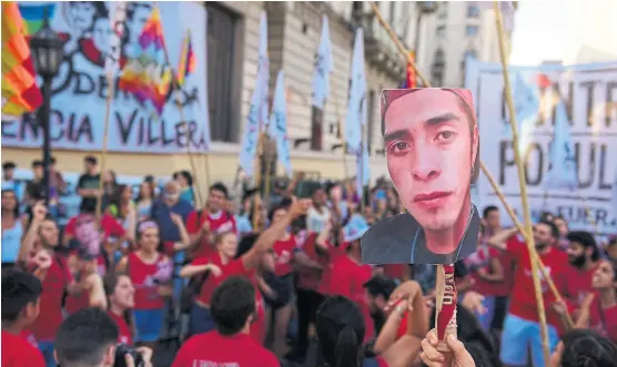  ?? Télam ?? La fotografía de Nahuel encabezó ayer la manifestac­ión en la Plaza de Mayo