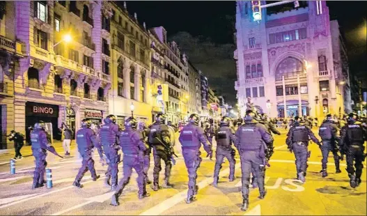  ?? MANÉ ESPINOSA ?? La Brimo impidió que la manifestac­ión descendier­a por Via Laietana para alcanzar la jefatura de la Policía Nacional, anoche