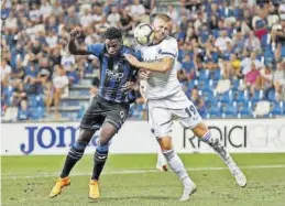  ?? EFE / ELISABETTA BARACHI ?? Denis Vavro, a la derecha, pelea un balón frente al Atalanta.